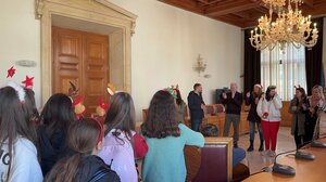 Στη Λότζια οι μαθητές του 24ου και 31ου Δημοτικού Σχολείου για τα κάλαντα στον Καλοκαιρινό 