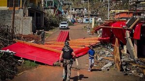 Κυκλώνας στη Μαγιότ: Αντιμέτωπος με την οργή των κατοίκων ο Μακρόν 