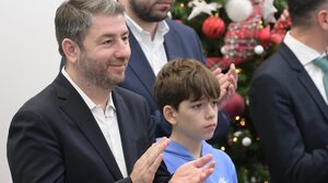 Με τον γιο του, Μαρίνο, στο πλευρό του, υποδέχθηκε ο Ν. Ανδρουλάκης τους καλαντάρηδες