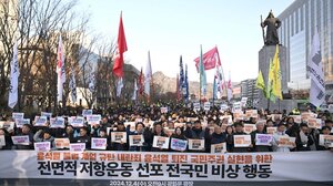 Νότια Κορέα: Μαζικές παραιτήσεις συνεργατών του Γιουν Σουκ μετά το φιάσκο με τον στρατιωτικό νόμο