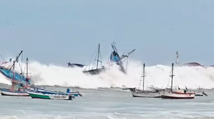 Περού: Τεράστια κύματα αναποδογυρίζουν σκάφη σε παράκτια περιοχή - Βίντεο