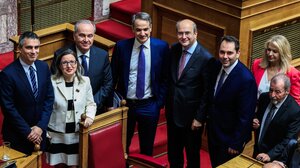 Προϋπολογισμός 2025: Μέτρα για τις τράπεζες, παρεμβάσεις για χαμηλοσυνταξιούχους και ένστολους