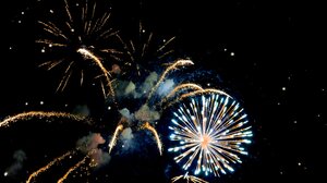 Με φωτορυθμικά σόου και πυροτεχνήματα υποδέχθηκε η Κίνα το 2025, τη "χρονιά του Φιδιού"