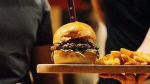 Burger Lab: Το σημείο συνάντησης για λαχταριστά μπέργκερ!