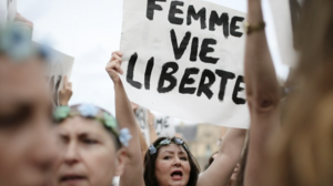 Mέλη της Femen κατέστρεψαν μνημείο έξω από το κτίριο των Ηνωμένων Εθνών