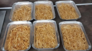 Μαθητές μαγείρεψαν φαγητό και το μοίρασαν στους άστεγους