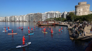Πρωτότυπο θέαμα στον Θερμαϊκό: Άι Βασίληδες κωπηλατούν με σανίδες Sup