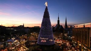 Χριστουγεννιάτικά έθιμα από όλο τον κόσμο: Κρυμμένες σκούπες, μάγισσες και εορταστικά πατίνια