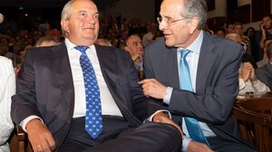 Η απουσία Καραμανλή - Σαμαρά από την κηδεία φέρνει πιο κοντά κεντροαριστερή επιλογή για Πρόεδρο! 