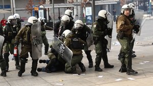 Δεν έχω οξυγόνο: Σοβαρά επεισόδια στο Σύνταγμα μετά τη συγκέντρωση διαμαρτυρίας