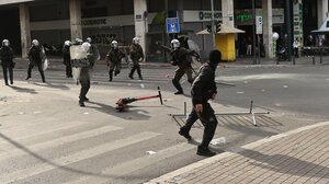 Τέμπη: Δώδεκα προσαγωγές και μία σύλληψη στα επεισόδια στο Σύνταγμα