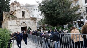 Μίμης Δομάζος: Συγκίνηση στο τελευταίο αντίο στον «στρατηγό» – Πλήθος κόσμου αποτίει φόρο τιμής