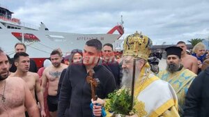 Με κατάνυξη ο Αγιασμός των Υδάτων στην Πάτρα: Άνοιξαν ελληνική σημαία και έψαλλαν τον Εθνικό Ύμνο