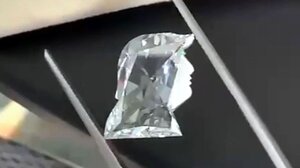 Αδαμάντινος Τραμπ πολλών καρατίων...