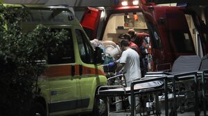 «Γέφυρα ζωής» από Σαντορίνη για Κρήτη, με δύο αεροδιακομιδές