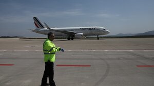 Αναγκαστική προσγείωση στο «Ελευθέριος Βενιζέλος» αφού επιβάτης ένιωσε αδιαθεσία και πέθανε