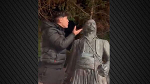 Για προσβολή μνημείου κατηγορείται ο 15χρονος που έφτυνε και έβριζε το άγαλμα του Κατσαντώνη