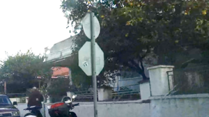 Κάποιος στις Αρχάνες παίζει με... τις πινακίδες