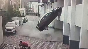 Σοκαριστικό ατύχημα για οδηγό ενώ προσπαθούσε να παρκάρει!