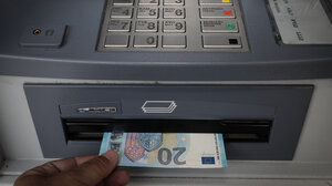 Σταδιακό «φρένο» από σήμερα σε έξι βασικές τραπεζικές προμήθειες