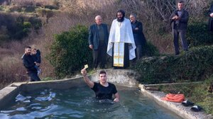 Βούτηξε σε στέρνα για να πιάσει τον Σταυρό