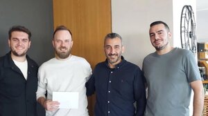 Δίπλα στην ομάδα "ΑΤΑΧΤΟΙ το Σωματείο Εργαζομένων Επισιτισμού – Τουρισμού Ν. Ηρακλείου