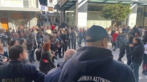 Κακοποίηση 3χρονου Άγγελου: Στη φυλακή ο υποκινητής των επεισοδίων έξω από τα δικαστήρια