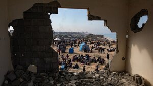 Άρχισαν να επιστρέφουν στον βορρά της Λωρίδας της Γάζας Παλαιστίνιοι εκτοπισμένοι