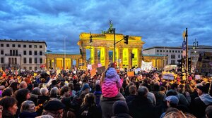 Γερμανία: Δεκάδες χιλιάδες άνθρωποι διαδήλωσαν κατά της ακροδεξιάς