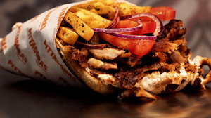 Έλληνας που ζει στο Λονδίνο παρασκευάζει τυλιχτό με γύρο 4 κιλά και τρελαίνει τους Βρετανούς