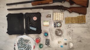 Τριπλή σύλληψη για κυνηγετικά όπλα, αεροβόλο, ναρκωτικά και μετρητά