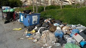 Σωρός τα σκουπίδια σε απόσταση αναπνοής από τον παιδικό σταθμό!