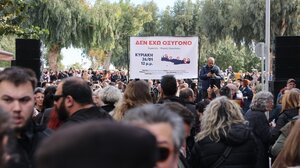 Αυτοί έχουν την εξουσία, οι υπόλοιποι την κοινωνία!