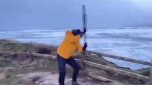 Ένας νεκρός από την καταιγίδα Eowyn στη Βρετανία - Χωρίς ρεύμα εκατοντάδες σπίτια