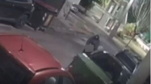 Την ακολούθησε μέχρι την πόρτα του σπιτιού της, με κατεβασμένα παντελόνια!