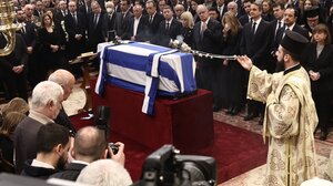 Τέσσερις πρώην πρωθυπουργοί κι ένας πρώην πρόεδρος απουσίαζαν από την κηδεία Σημίτη