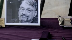 Ιάσων Τριανταφυλλίδης: Συντετριμμένη η μητέρα του στην κηδεία – «Δεν έφυγε, ζω μαζί του» 