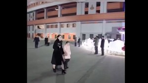 B. Κορέα: Μυστηριώδες βίντεο δείχνει την αδελφή του Κιμ Γιονγκ Ουν να συνοδεύει δύο παιδιά