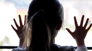 Άφησε την 7χρονη κόρη του στο θέατρο και πήγε για μπύρες