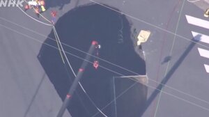 Φορτηγό έπεσε μέσα σε κρατήρα 10 μέτρων στην Ιαπωνία - Παγιδευμένος για ώρες ο οδηγός