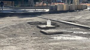 Οι κυβόλιθοι περιμένουν καρτερικά να απλωθούν στην … "καραφλή" πλατεία!