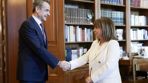 Συνάντηση πρωθυπουργού με ΠτΔ: «Ενόψει της προεδρικής εκλογής πρέπει να σφυρηλατηθεί η εθνική ενότητα»