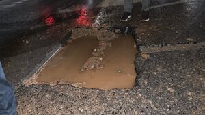 Η λακκούβα - γίγας και το... ξενύχτι του αντιδημάρχου