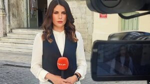 Πανευτυχής η δημοσιογράφος Ευαγγελία Μαρινάκη κρατά το μωράκι της αγκαλιά 