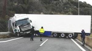 Νταλίκα που μετέφερε φυσικό αέριο "δίπλωσε" στο δρόμο Πούντα - Καλάβρυτα