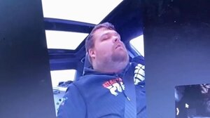 Οδηγός αποκοιμήθηκε στο τιμόνι ενώ μιλά στο κινητό!