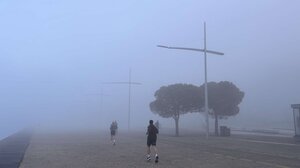  Πυκνή ομίχλη στο κέντρο της Θεσσαλονίκης - "Χάθηκε" ο Λευκός Πύργος