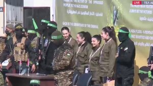 Σε ισραηλινό έδαφος οι τέσσερις Ισραηλινές όμηροι - Δείτε βίντεο