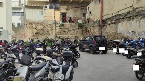 Χώρος στάθμευσης δικύκλων, με "παραφωνία" ένα ΙΧ!