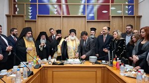 Ευχές και χαμόγελα στην κοπή της πίτας στην Περιφέρεια Κρήτης- Που έπεσε το φλουρί!